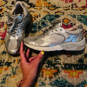 Women’s golden goose sneakers in good condition.